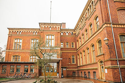 Blick auf die Alte Frauenklinik (Gebäude Wollweberstraße 1)