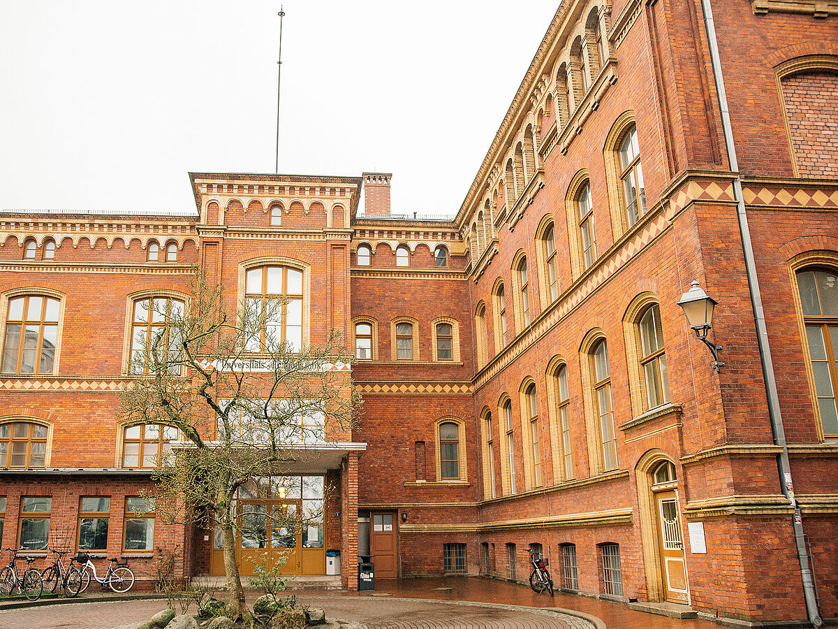 Blick auf die Alte Frauenklinik (Gebäude Wollweberstraße) Blick auf die Alte Frauenklinik (Gebäude Wollweberstraße)