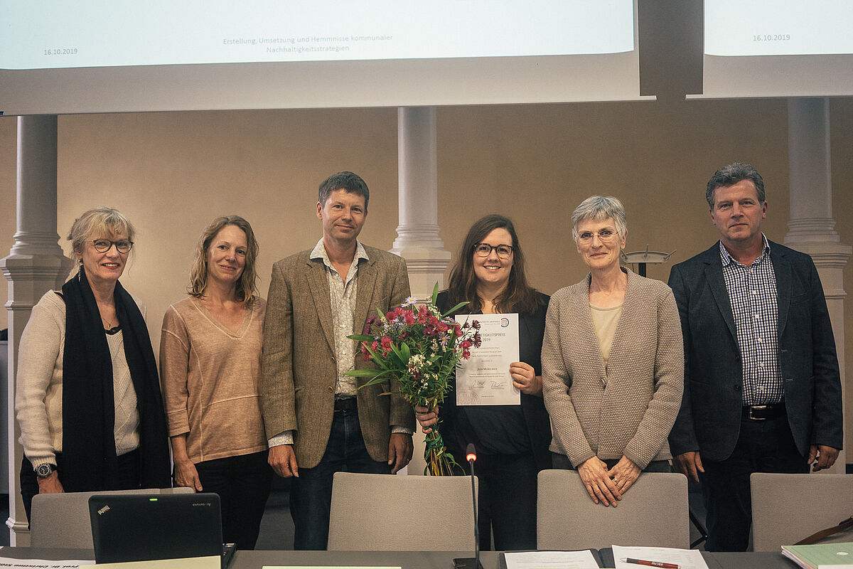 Foto von der Preisverleihung 2019 (v.l.n.r. Prof. Dr. Maria-Theresia Schafmeister, Prof. Dr. Susanne Stoll-Kleemann, Dr. Tiemo Timmermann, Julia Merkelbach, Prof. Dr. Johanna Weber, Prof. Dr. Volker Beckmann) – Foto: Magnus Schult