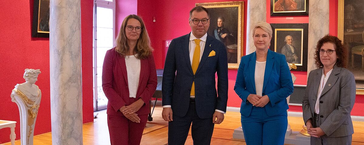 The photo portrays Ukrainian Ambassador, H.E. Oleksii Makeiev, next to Bettina Martin, Minister of Science, on theleft, and Manuela Schwesig, Minister-President, and Prof. Dr. Katharina Riedel on the right, in the University of Greifswald's historic Aula.