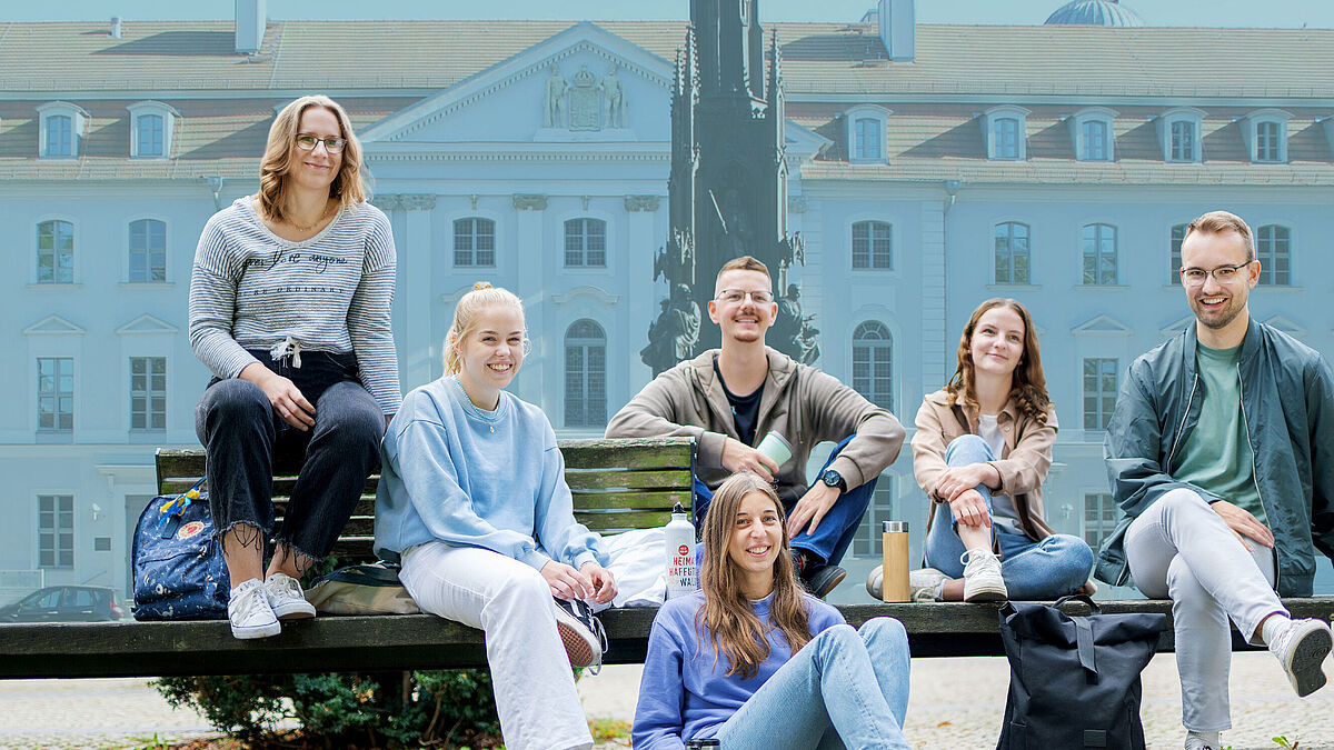 Studierendengruppe vor dem Uni Hauptgebäude