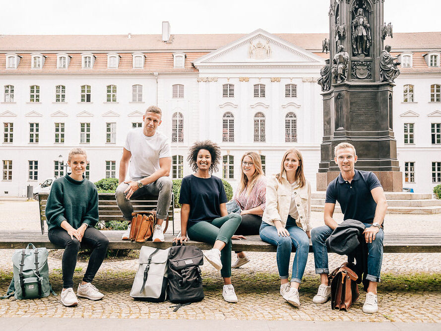 Studierende der Universität Greifswald am Rubenowplatz Foto: Till Junker