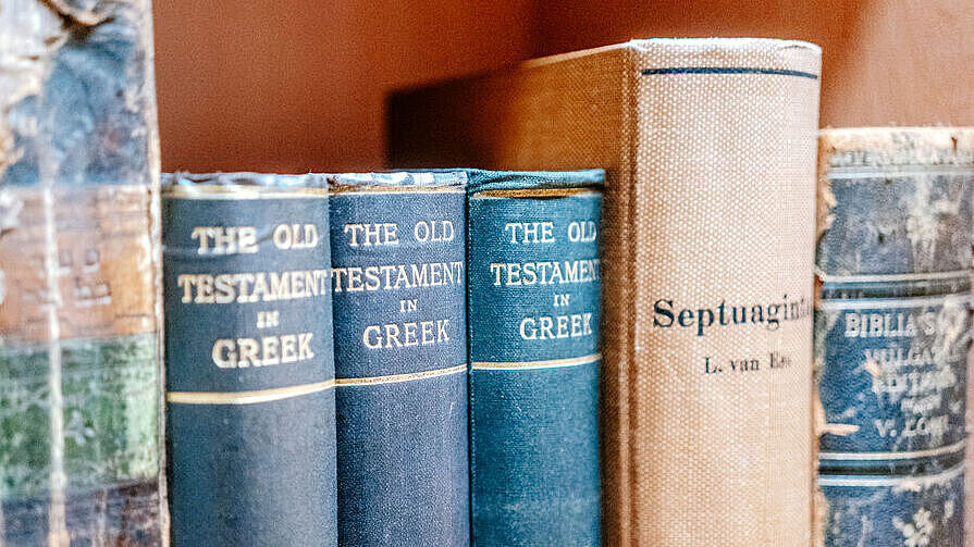 Alte Ausgaben des Alten Testaments stehen in einem Regal im Gustav-Dalman-Institut.