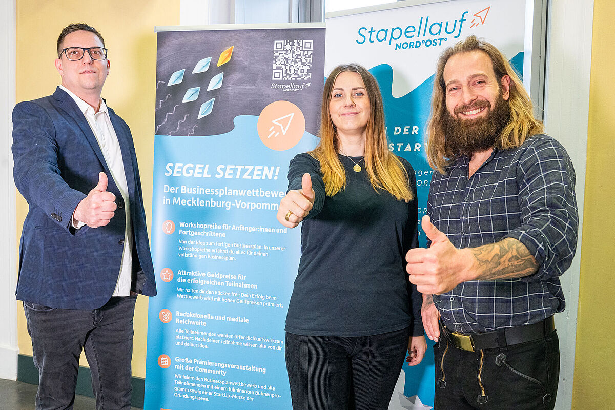 Stapellauf NORD°OST° / Businessplanwettbewerb SEGEL SETZEN! / v.l.n.r.: Johannes Wachlin (Vertreter der Elumija GmbH), Josefine Birkigt (Gründer MV) und Dr. Marco Schade (Universität Greifswald, ZFF)