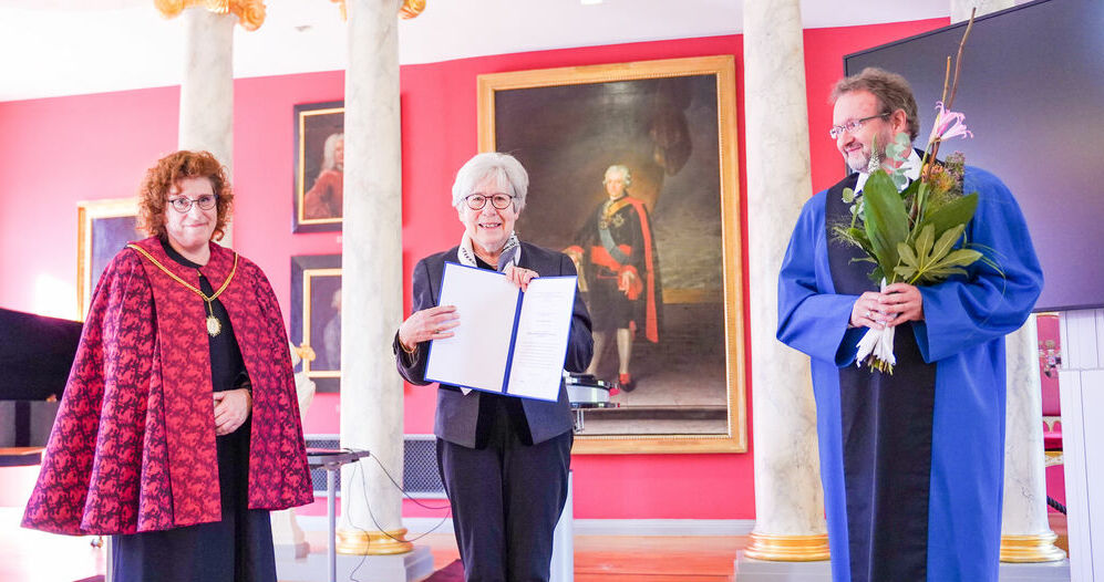 Verleihung der Ehrendoktorwürde (v.l.n.r.) Rektorin Prof. Dr. Katharina Riedel, Prof. Dr. Bärbel Friedrich, Dekan Prof. Dr. Gerald Kerth @Gina Heitmann, 2022