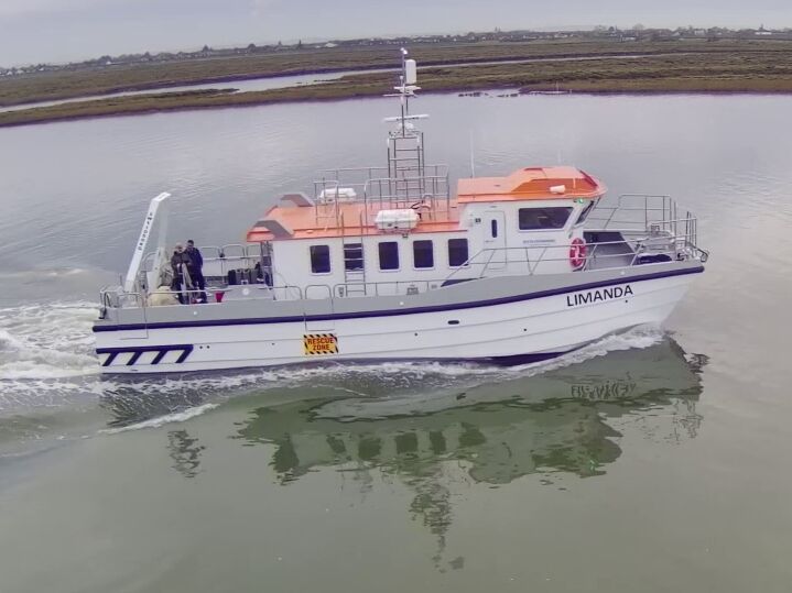 Der neue Forschungskatamaran „Limanda“ bei der Erprobungsfahrt in England. – ©Blyth Catamarans Ltd.