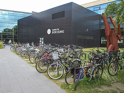 Außenansicht des Gebäudes der Biochemie