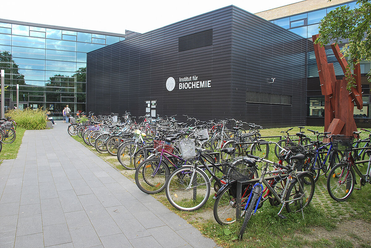 Außenansicht des Gebäudes der Biochemie