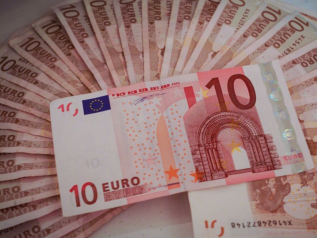 Auf dem Bild sind mehrere Euroscheine zu sehen.