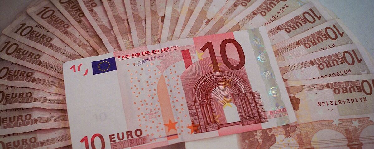 Auf dem Bild sind mehrere Euroscheine zu sehen.