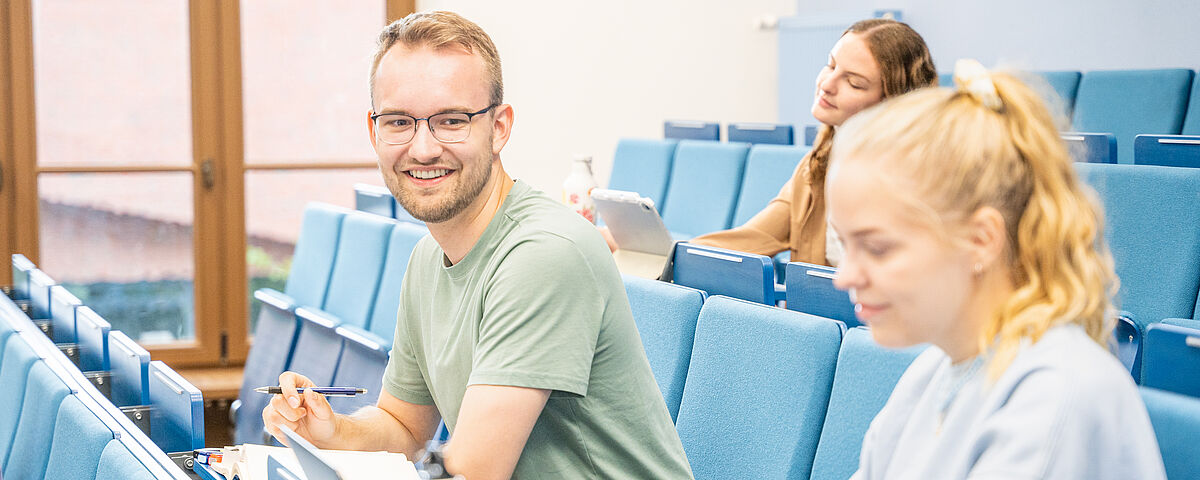 Studierende sitzen in einem Hörsaal.