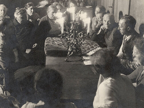 Teppichknüpfversammlung mit Fischern in Freest unter Leitung von Rudolf Stundl. 