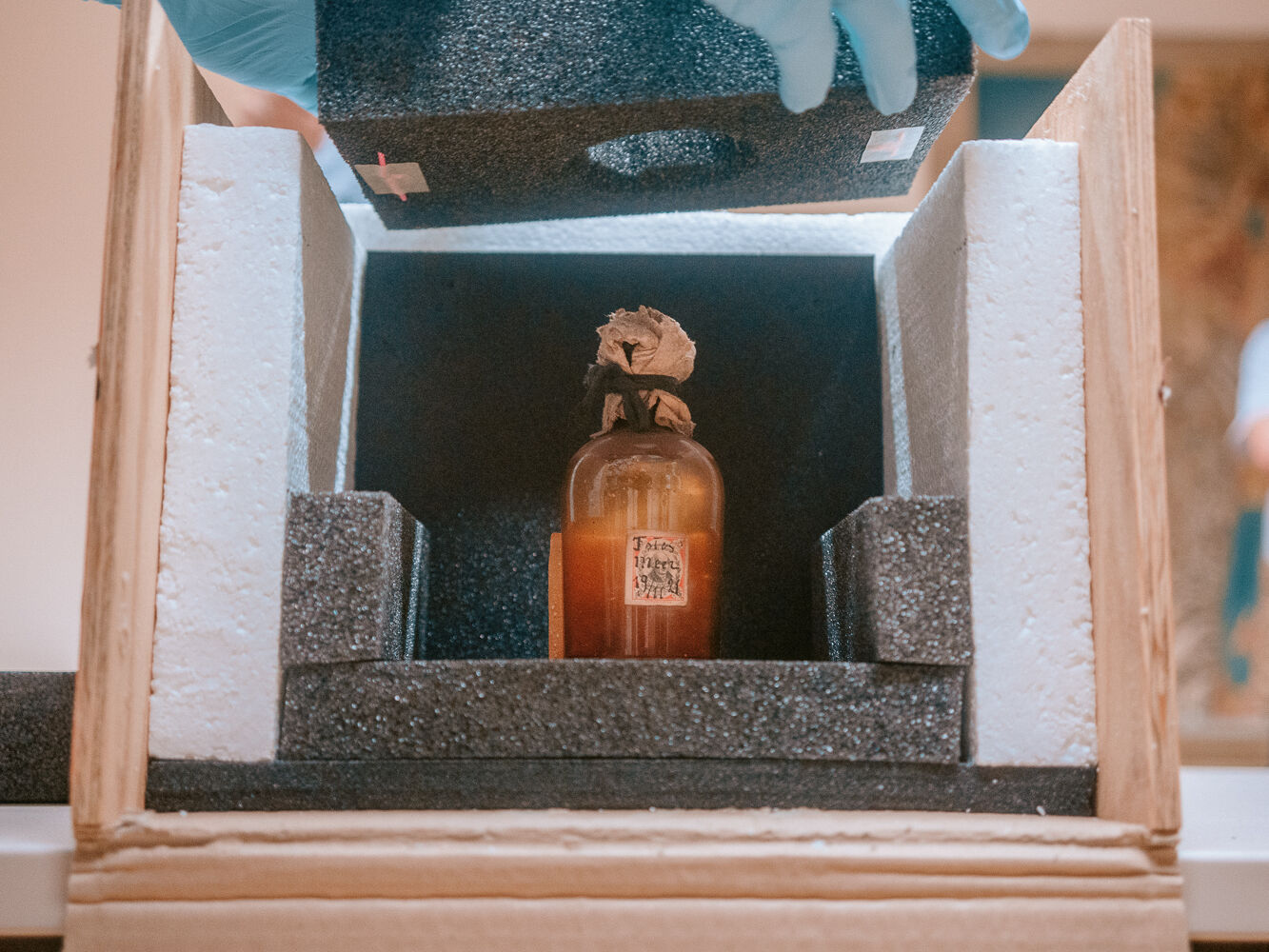 Dalmans Wasserprobe aus dem Toten Meer wird in eine klimastabile Transportbox gepackt. – Foto: Magnus Schult
