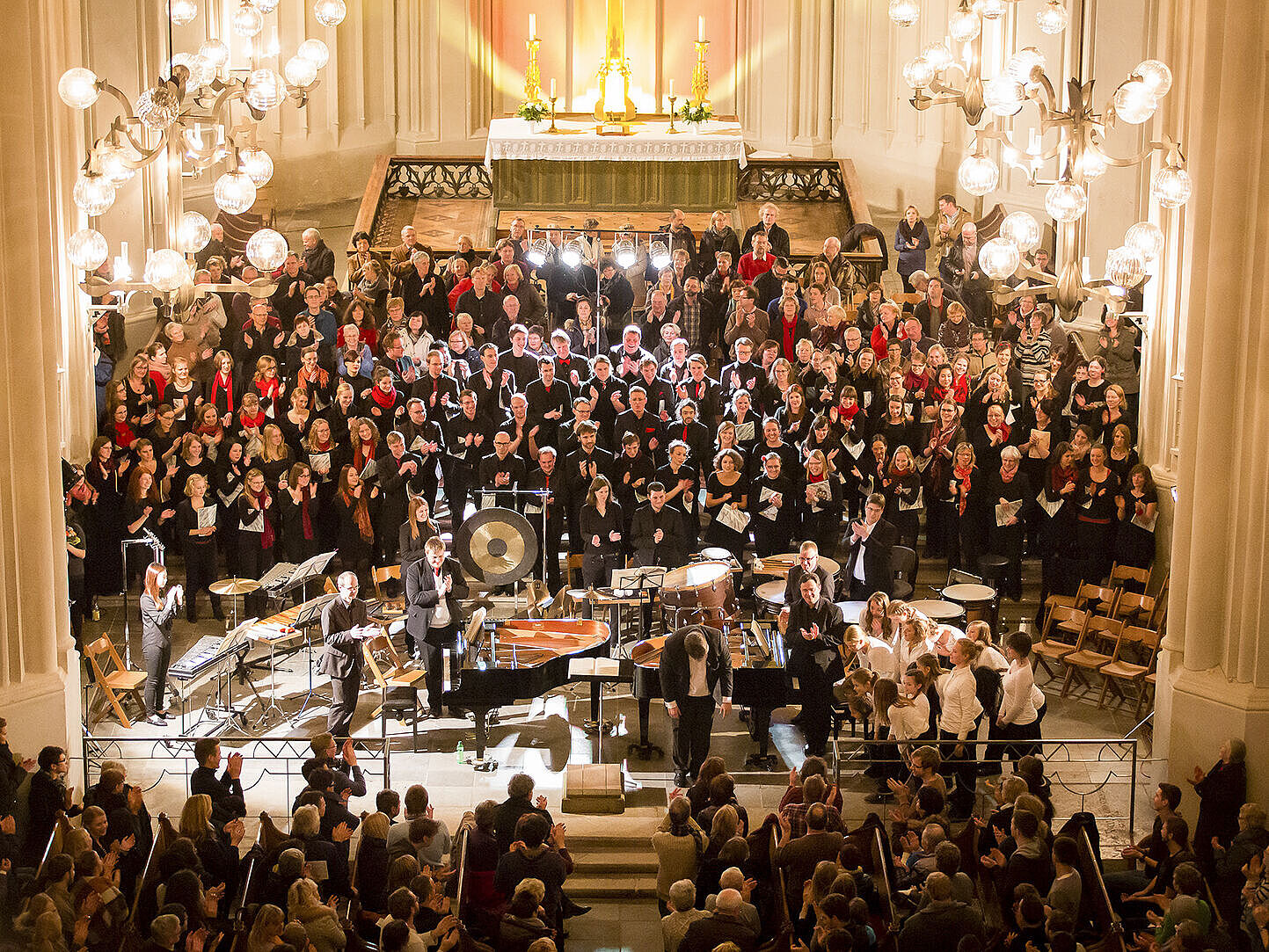 Symbolbild Chor und Musik / Unichor / während eines Konzerts in einer Kirche