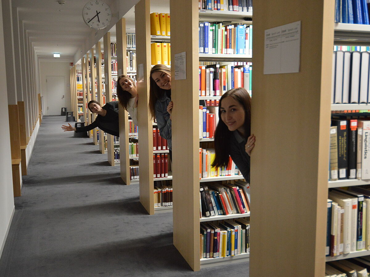 Masterstudentinnen aus St. Petersburg in der Bereichsbibliothek der Universität Greifswald 2019 – Foto: Polina Kondratenko 