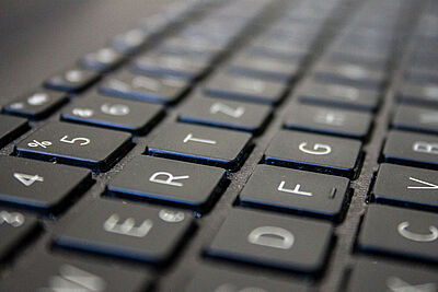Es ist ein Ausschnitt einer schwarzen Computer-Tastatur zu sehen.