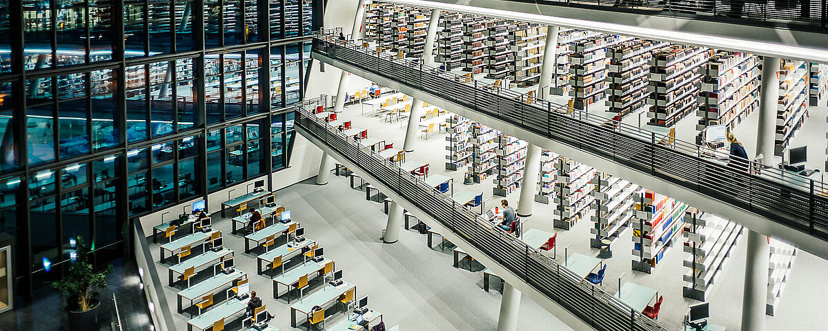 Ein Bild aus dem Foyer der Universitätsbibliothek in Richtung Berthold-Beitz-Platz bei Sonnenuntergang