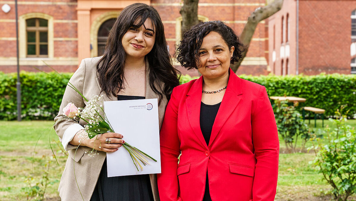 Ms. Yaiza Otero (left) received the DAAD Prize 2025; Dr. Hasmik Hunanyan, Head of the International Office (right). 