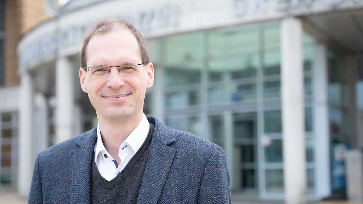 Porträt Prof. Dr. Nils-Olaf Hübner
