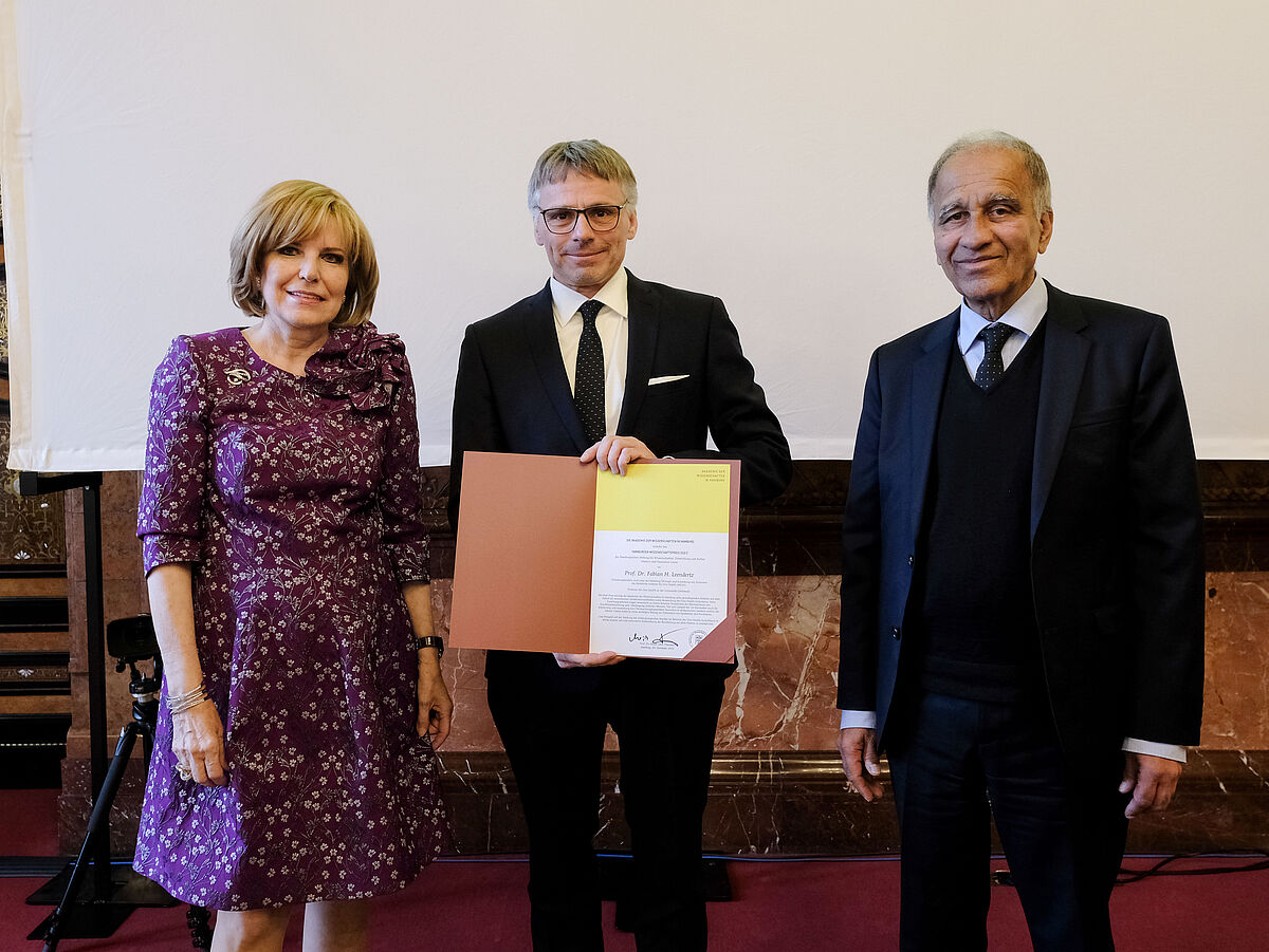 Handover of the Hamburg Science Award 2023 to Prof. Dr. Fabian Leendertz  