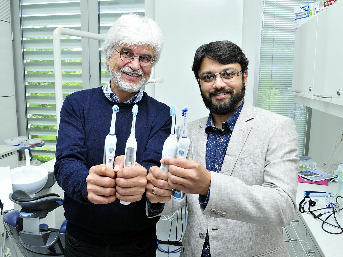 Prof. Thomas Kocher (li.), und Studienautor Dr. Vinay Pitchika haben die Langzeitwirkung von elektrischen Zahnbürsten untersucht. ©Manuela_Janke