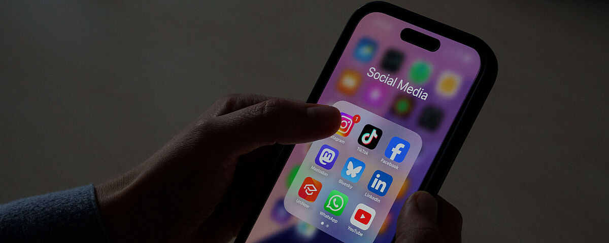 Symbolbild Social Media Ein Smartphone zeigt die Auswahl verschiedener Social-Media-Apps an.