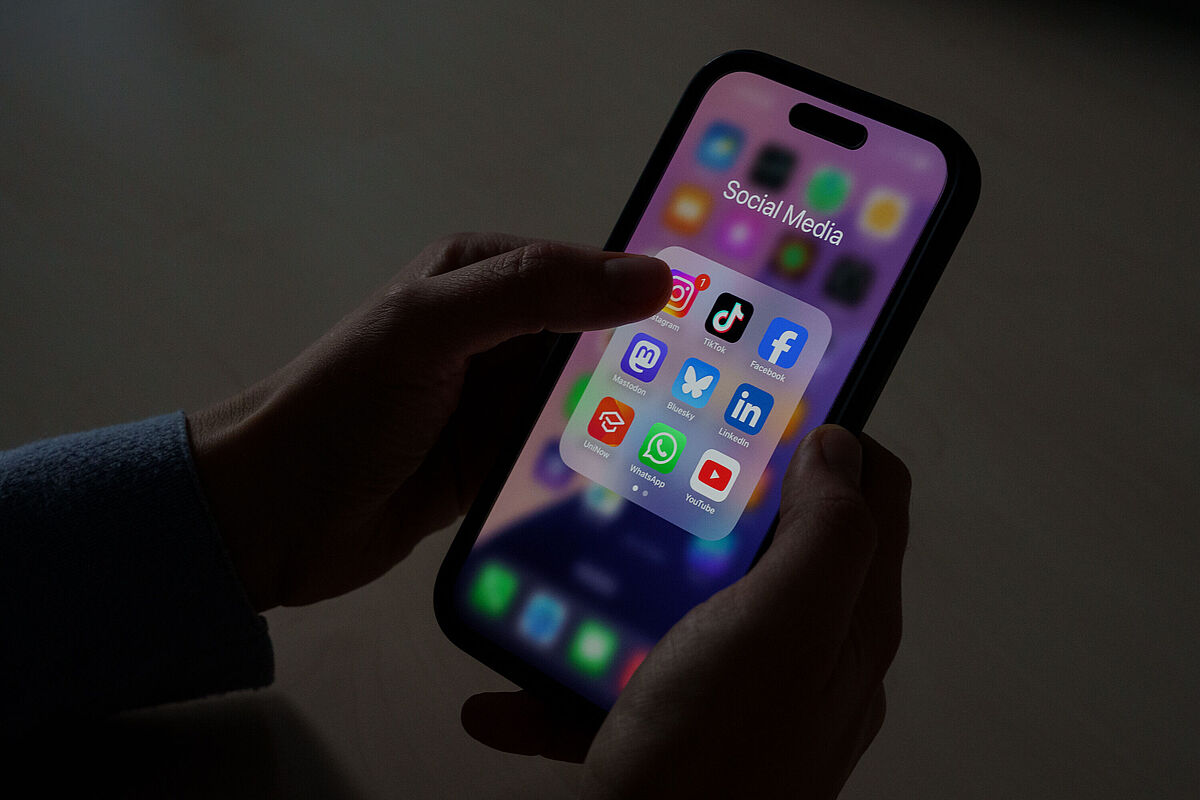 Symbolbild Social Media Ein Smartphone zeigt die Auswahl verschiedener Social-Media-Apps an.
