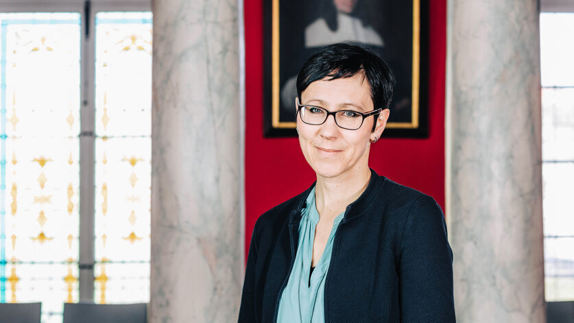 Dr. Juliane Huwe in der Aula der Universität