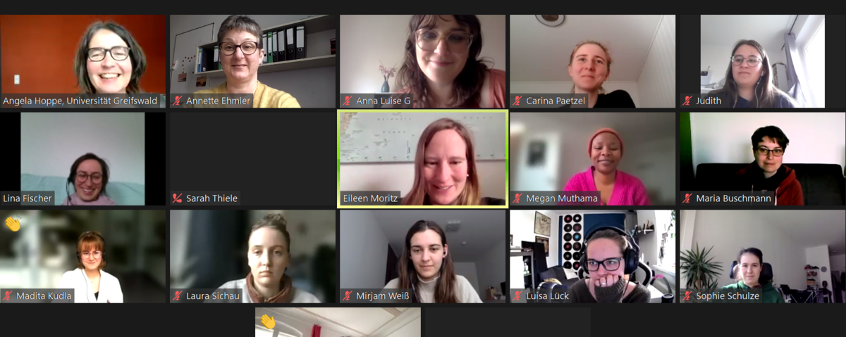 Screenshot des Online-Treffens. Alle Einzelansichten der Teilnehmerinnen sind sichtbar. Viele lachen/lächeln.