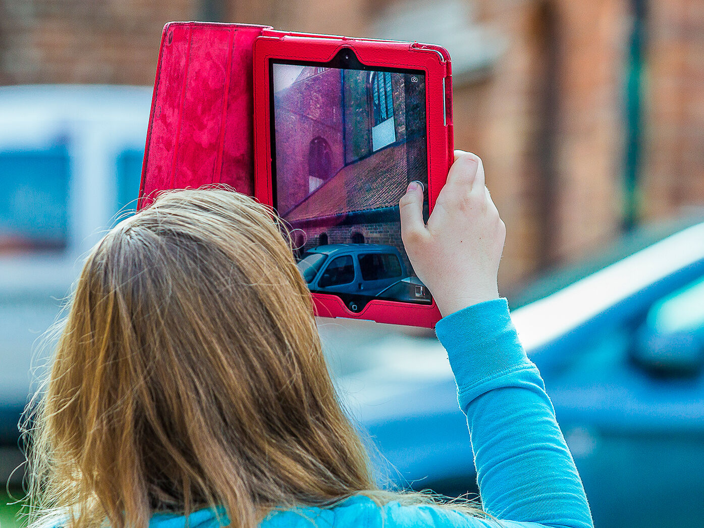 Die Schülerin einer Greifswalder Schule hat den Unterrichtsauftrag, die Geschichte ihrer Stadt digital zu erkunden. Foto: Oliver Böhm