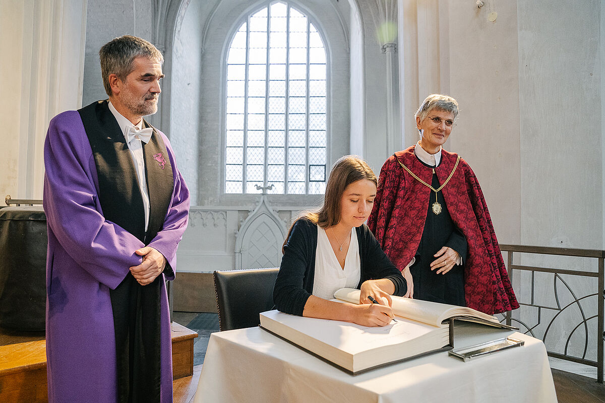 Eintrag ins Ehrenbuch der Universität - Semesterstart 2019/20 - Foto: Till Junker