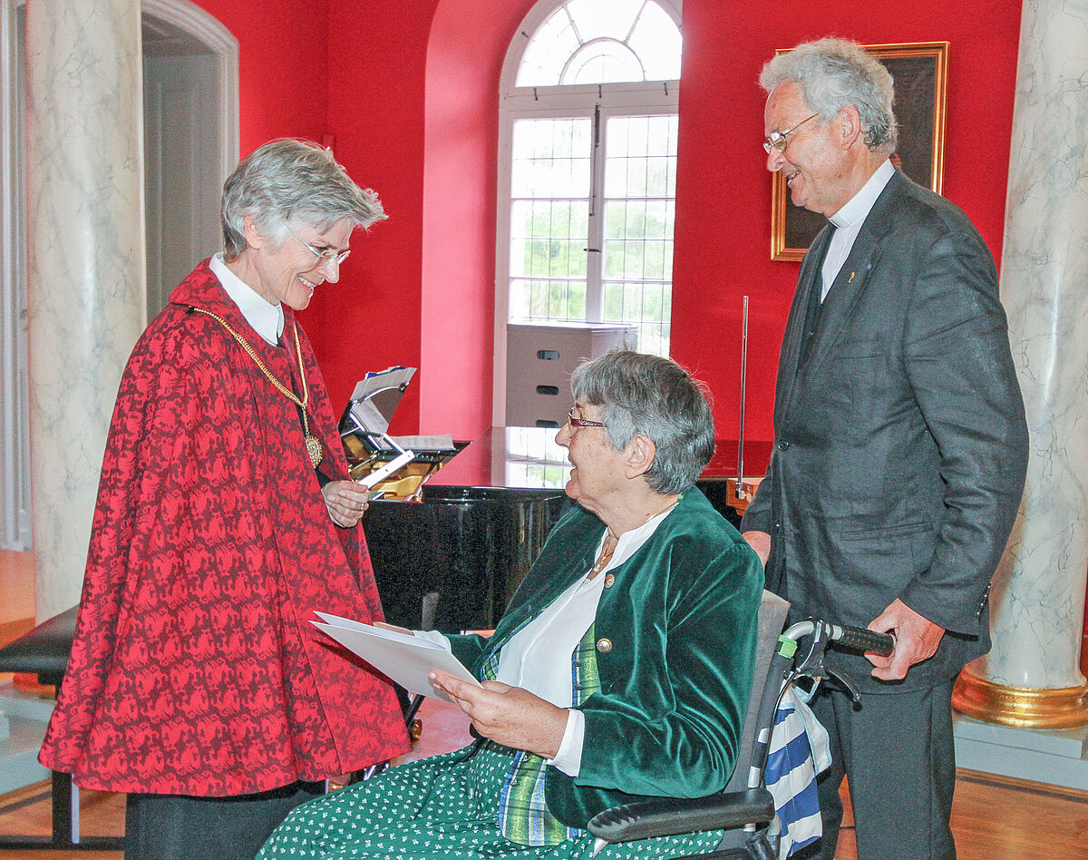 Rektorin Prof. Dr. Johanna Weber übergibt die Medaille 