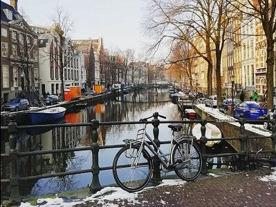 Fahrrad vor Gracht in Amsterdam - Foto: Jennifer Schulz