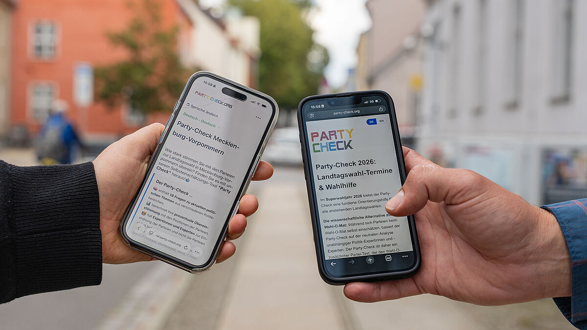 Die Onlinewahlhilfe-App auf dem Smartphone. Zu sehen sind jeweils eine Hand zweier Personen, die Smartphones halten.