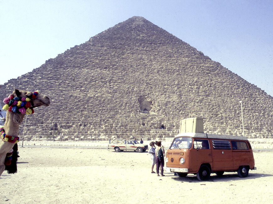 Cheops-Pyramide von Gizeh mit Kamel und VW-Bulli ©privat