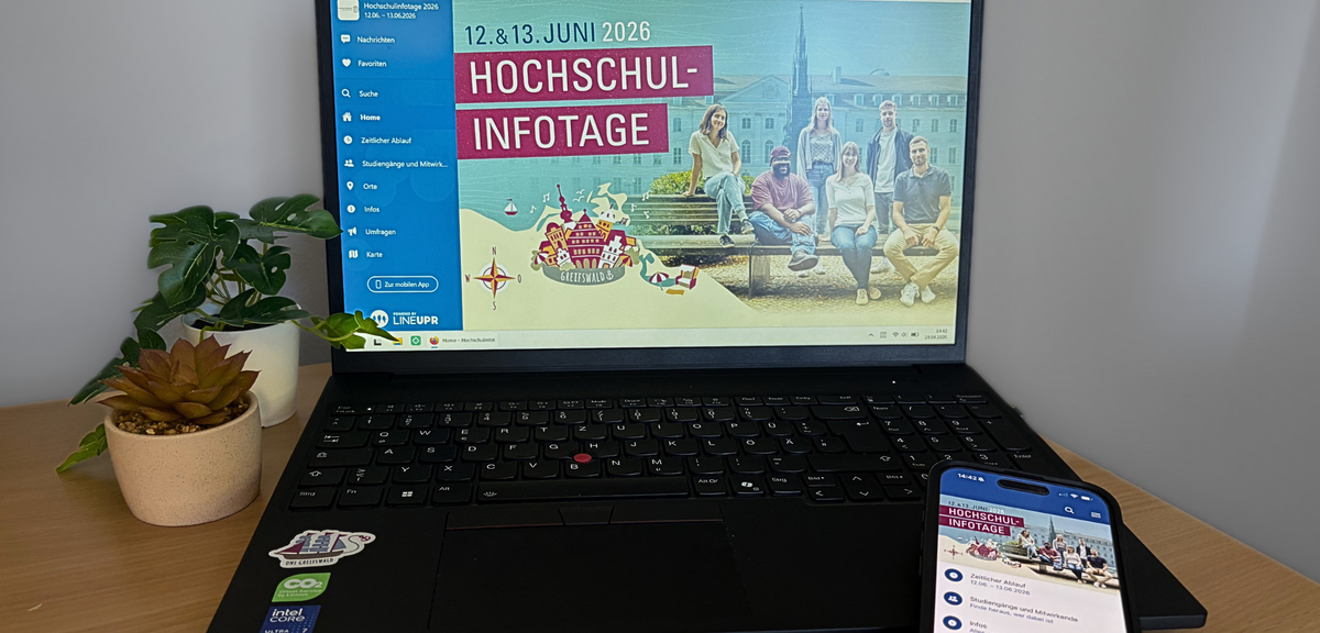 Auf dem Bild sind ein Laptop und ein Handy zu sehen. Auf beiden Geräten ist die App der Hochschulinformationstage geöffnet und das Vorschaubild zu sehen.