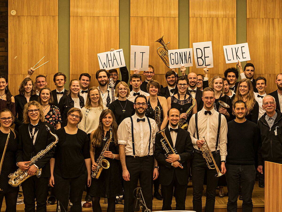 Gruppenbild der UniBigBand mit Instrumenten - Foto: Jannik Zoubek