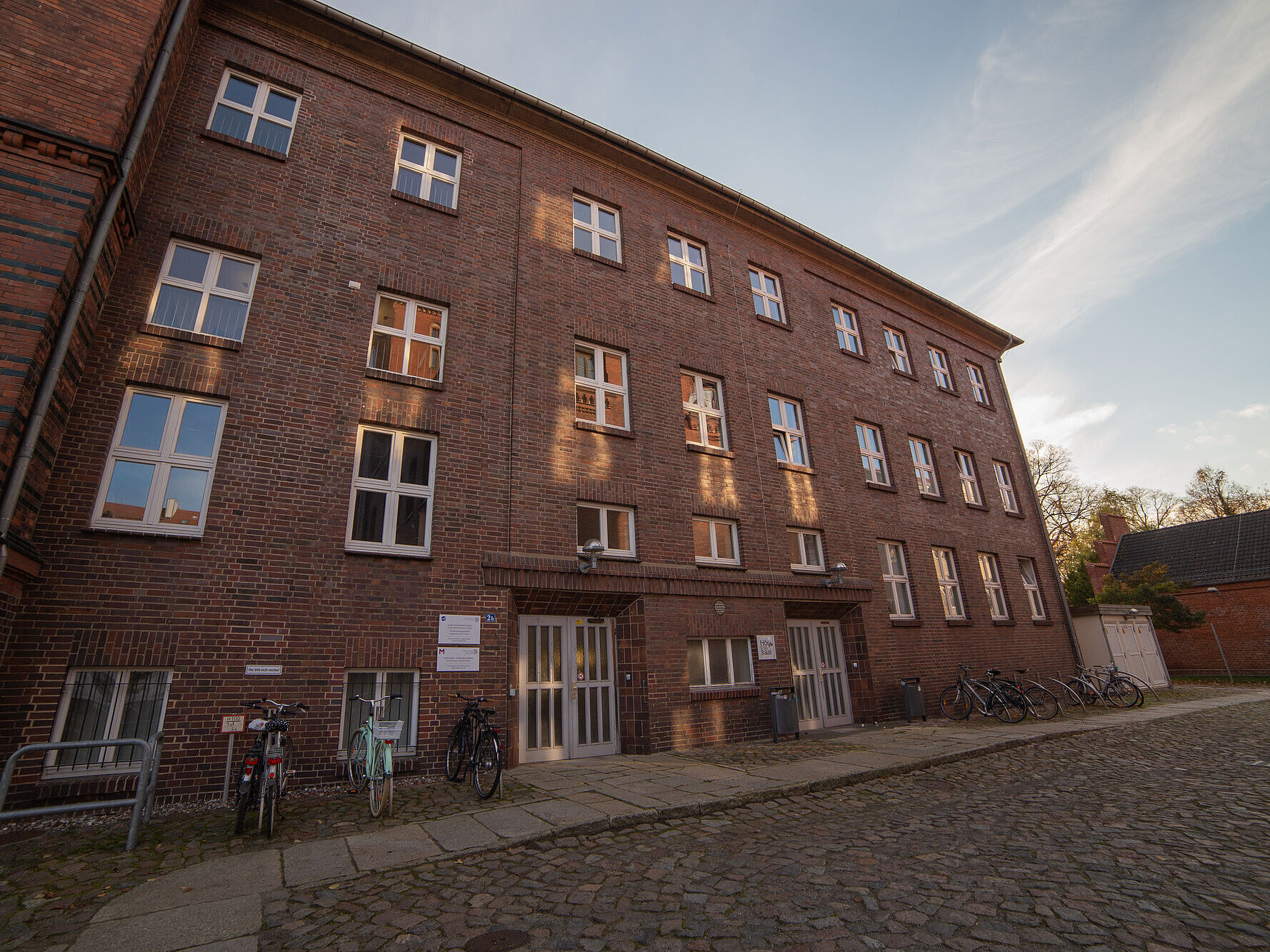 Zu sehen ist das rote Backsteingebäude Rubenowstraße 2 B in Greifswald.