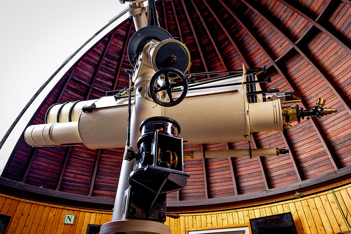 Zeiss-Teleskop in der Sternwarte Greifswald Blick auf das große Zeiss-Teleskop der Universität Greifswald. Links im Bild ist das große Dach etwas geöffnet.