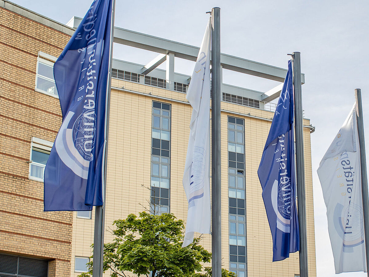 UMG-Fahnen wehen vor der Universitätsmedizin