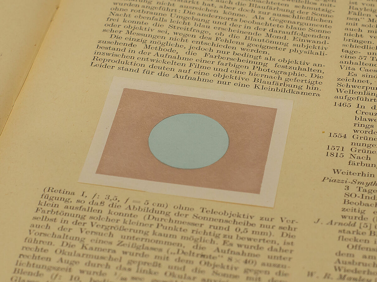 W. Gelbke beobachtete das Phänomen der blauen Sonne im Jahr 1950 vom Observatorium in Greifswald aus und fotografierte es. ©Laura-Schirrmeister, 2021