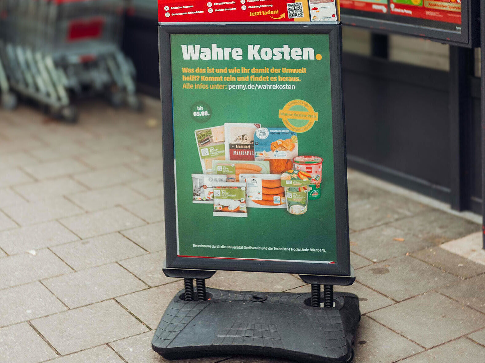 Werbeaufsteller zur Aktion „Wahre Kosten“