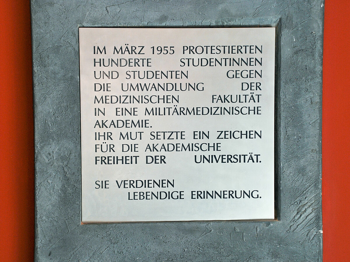 Inschrift der Gedenktafel zum Medizinstudentenstreik von 1955 Foto: Universität Greifswald