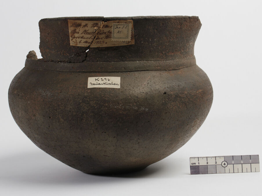 Ein eisenzeitliches – also mehr als 2000 Jahre altes – Urnengefäß, welches 1823 zusammen mit weiteren Urnen, Beigefäßen und Leichenbrand auf einem Urnengräberfeld bei Neuenkirchen (bei Greifswald) ausgegraben wurde. ©Manuel-Vojtech, 2010
