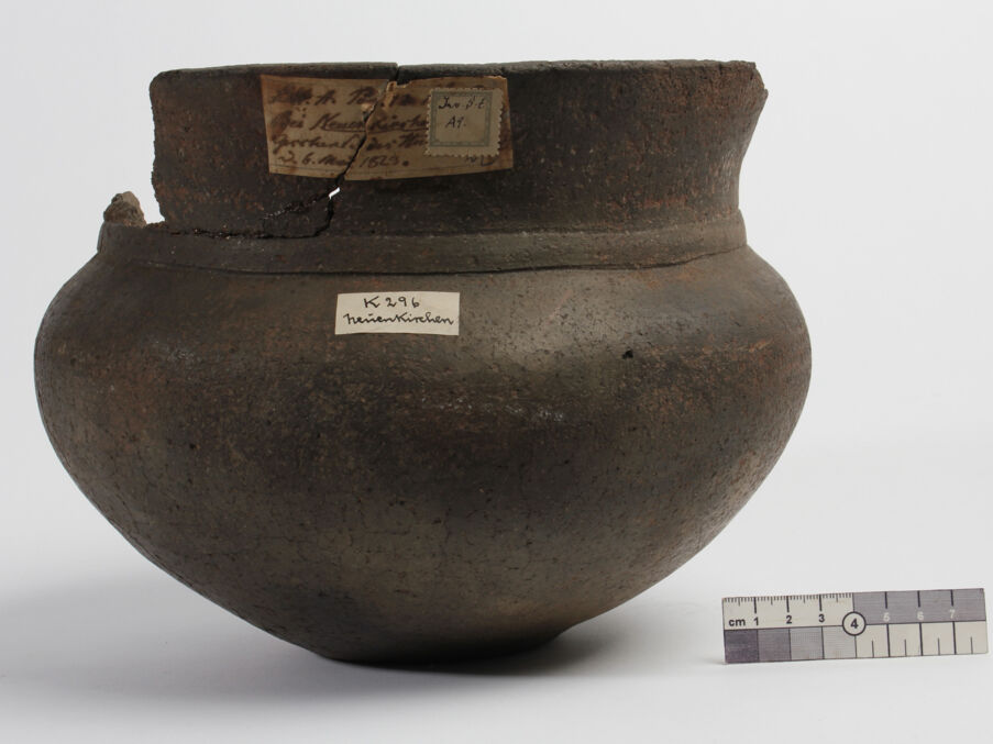 Ein eisenzeitliches – also mehr als 2000 Jahre altes – Urnengefäß, welches 1823 zusammen mit weiteren Urnen, Beigefäßen und Leichenbrand auf einem Urnengräberfeld bei Neuenkirchen (bei Greifswald) ausgegraben wurde. ©Manuel-Vojtech, 2010 