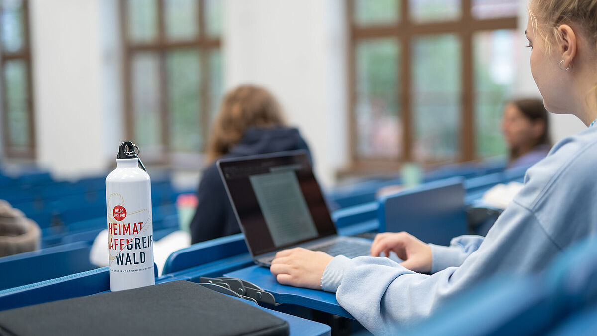 Hörsaal mit Laptop @Jan Hilgendorf 2022