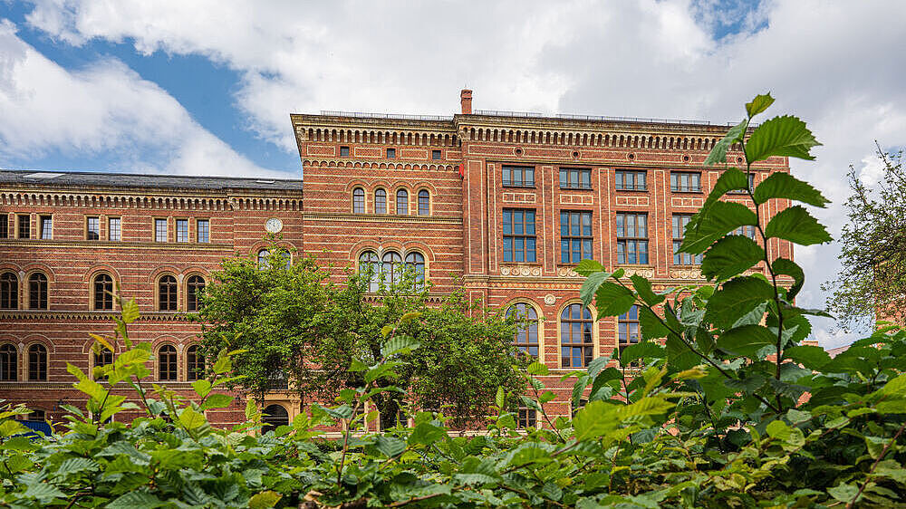Photo of the Faculty of Law and Economics' building at the Lohmeyerplatz