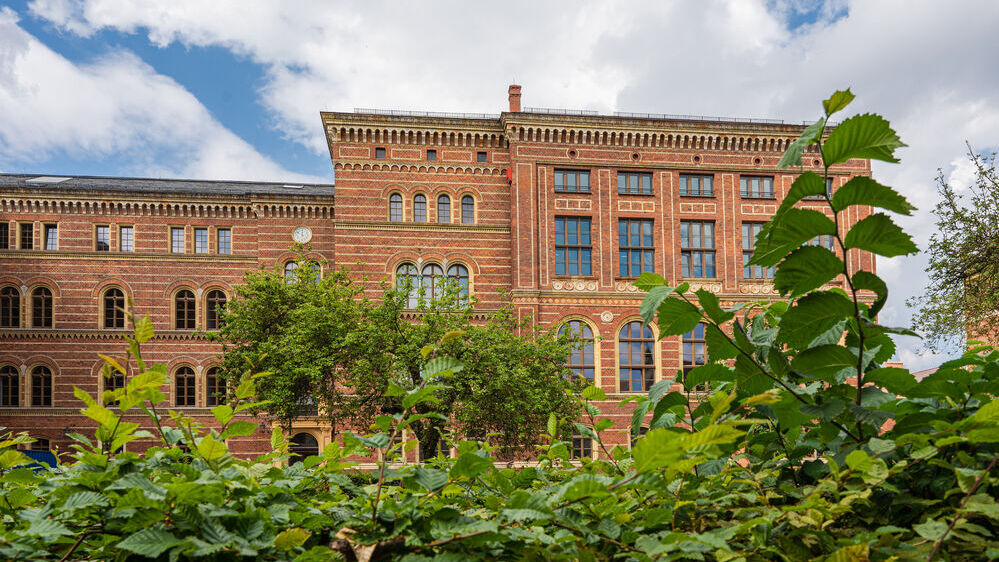 Photo of the Faculty of Law and Economics' building at the Lohmeyerplatz