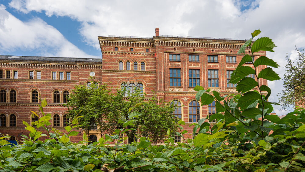 Es ist das Gebäude der Rechts- und Staatswissenschaftliche Fakulät am Lohmeyerplatz zu sehen. 