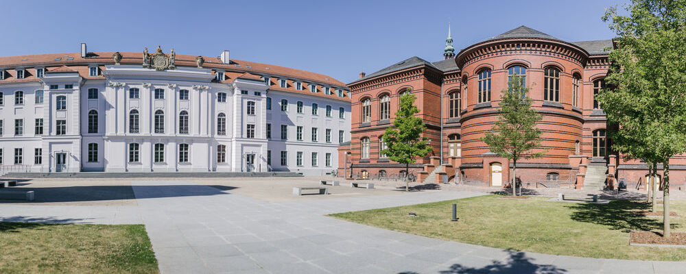 Uni Hauptgebäude Innenhof Panorama